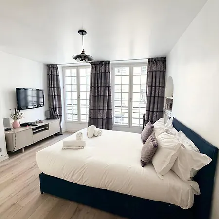 Prime Location And Amazing Neighborhood * Paris