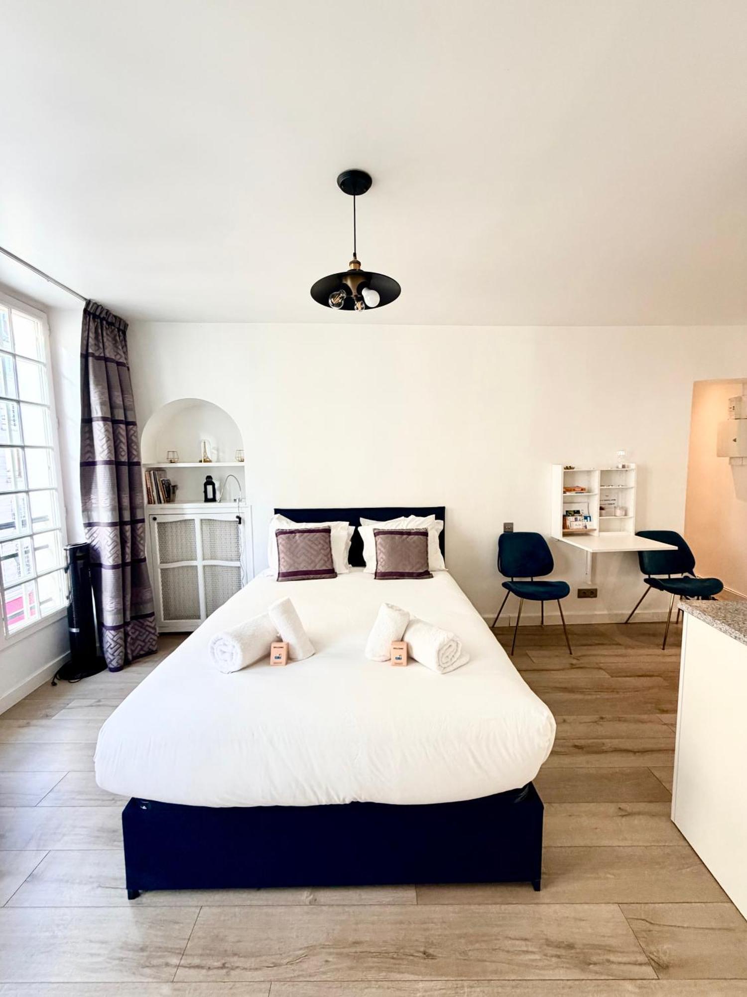 Prime Location And Amazing Neighborhood Apartment *
